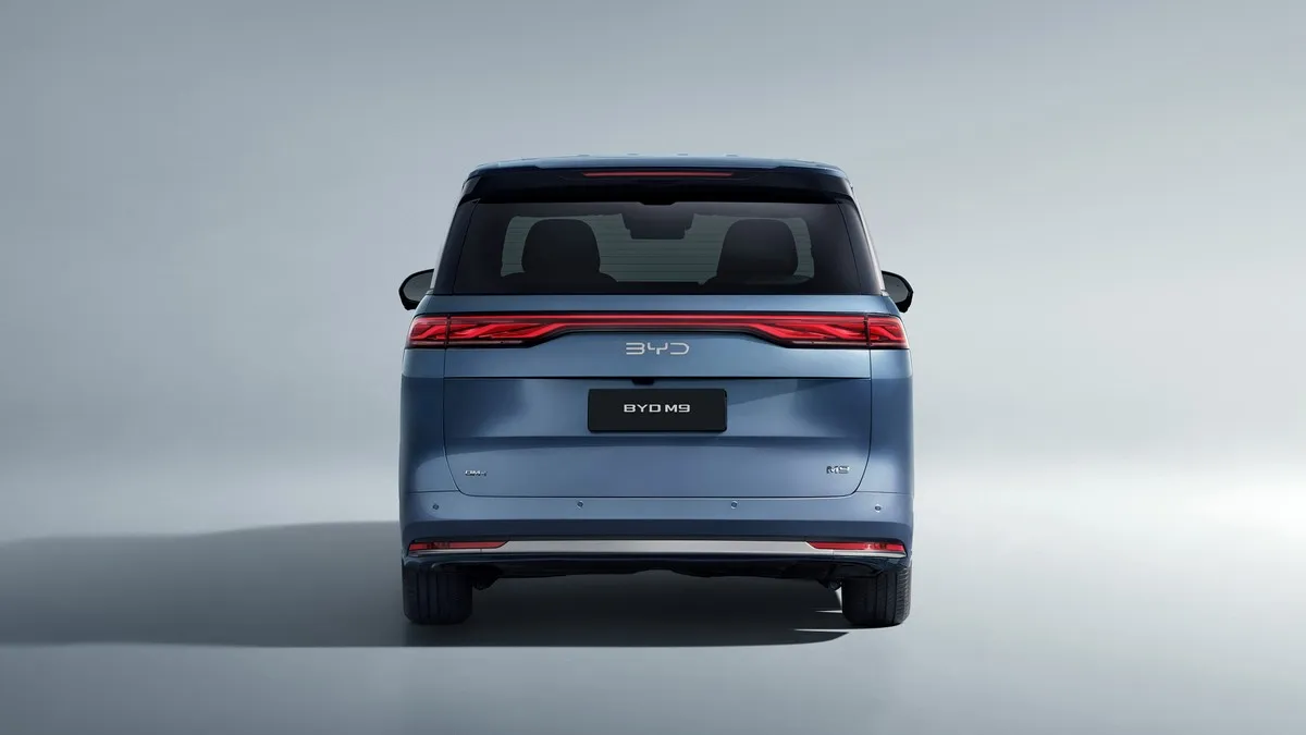 BYD M9 DM-i thân xe bề thế